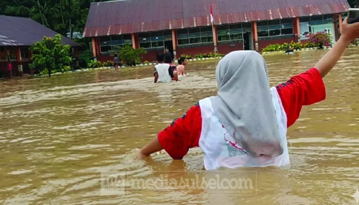 Banjir Rendam Sekolah di Luwu, Murid Mengaku Kendaraan MBG Tak Bisa Tembus Genangan