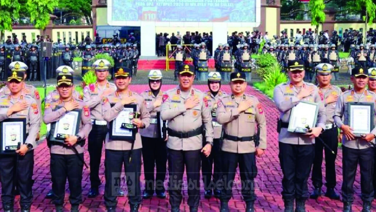 Dari Evakuasi Korban Pesawat hingga Bongkar Sindikat Curanmor, Kapolda Sulsel Ganjar Puluhan Polisi Berprestasi 2 Dari Evakuasi Korban Pesawat hingga Bongkar Sindikat Curanmor, Kapolda Sulsel Ganjar Puluhan Polisi Berprestasi