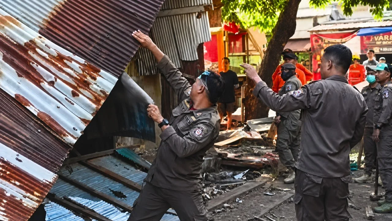 Pemkot Makassar Tertibkan 16 Lapak PKL di Akses Puskesmas Tabaringan