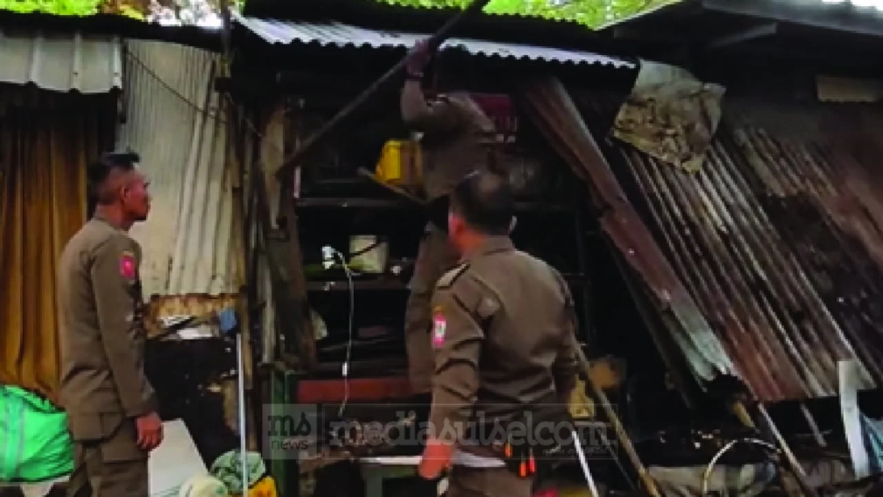 Pemkot Makassar Tertibkan 178 Lapak PKL di Mariso, Fokus Kembalikan Fungsi Fasum dan Trotoar 2 Pemkot Makassar Tertibkan 178 Lapak PKL di Mariso, Fokus Kembalikan Fungsi Fasum dan Trotoar