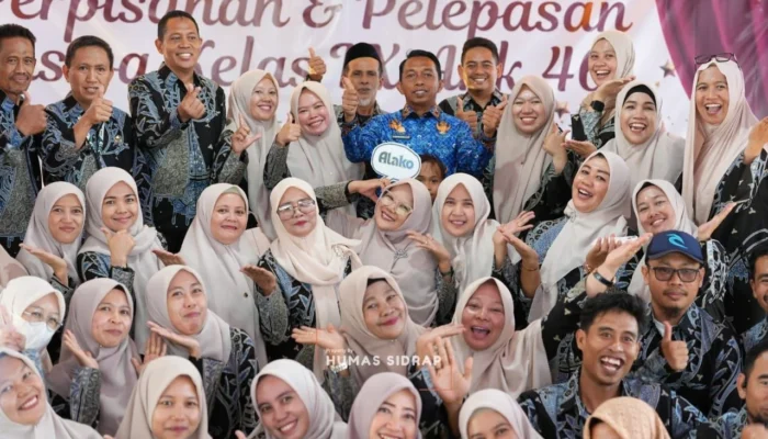 Bupati Sidrap Salami Satu per Satu Lulusan SMPN 1 Watang Pulu, Pesan Pendidikan Jadi Sorotan