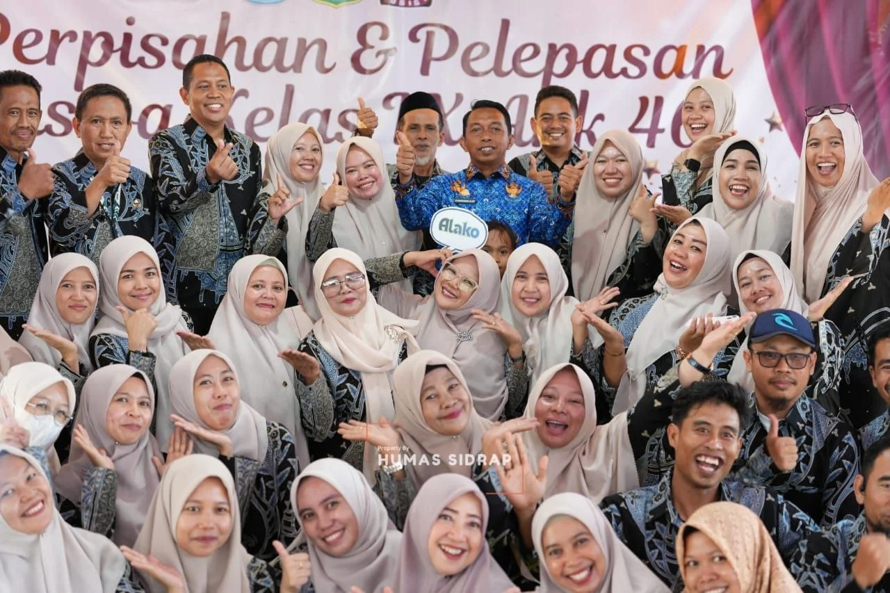 Bupati Sidrap Salami Satu per Satu Lulusan SMPN 1 Watang Pulu, Pesan Pendidikan Jadi Sorotan