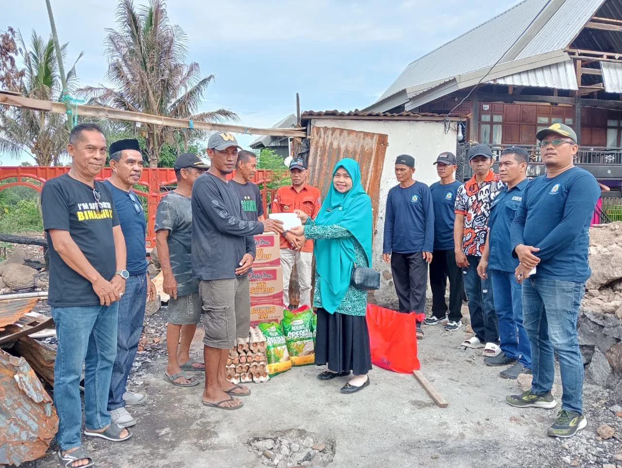 Rumah Warga Ludes Terbakar, Lurah Bontoa dan TP PKK Datang Bawa Bantuan 3 Rumah Warga Ludes Terbakar, Lurah Bontoa dan TP PKK Datang Bawa Bantuan