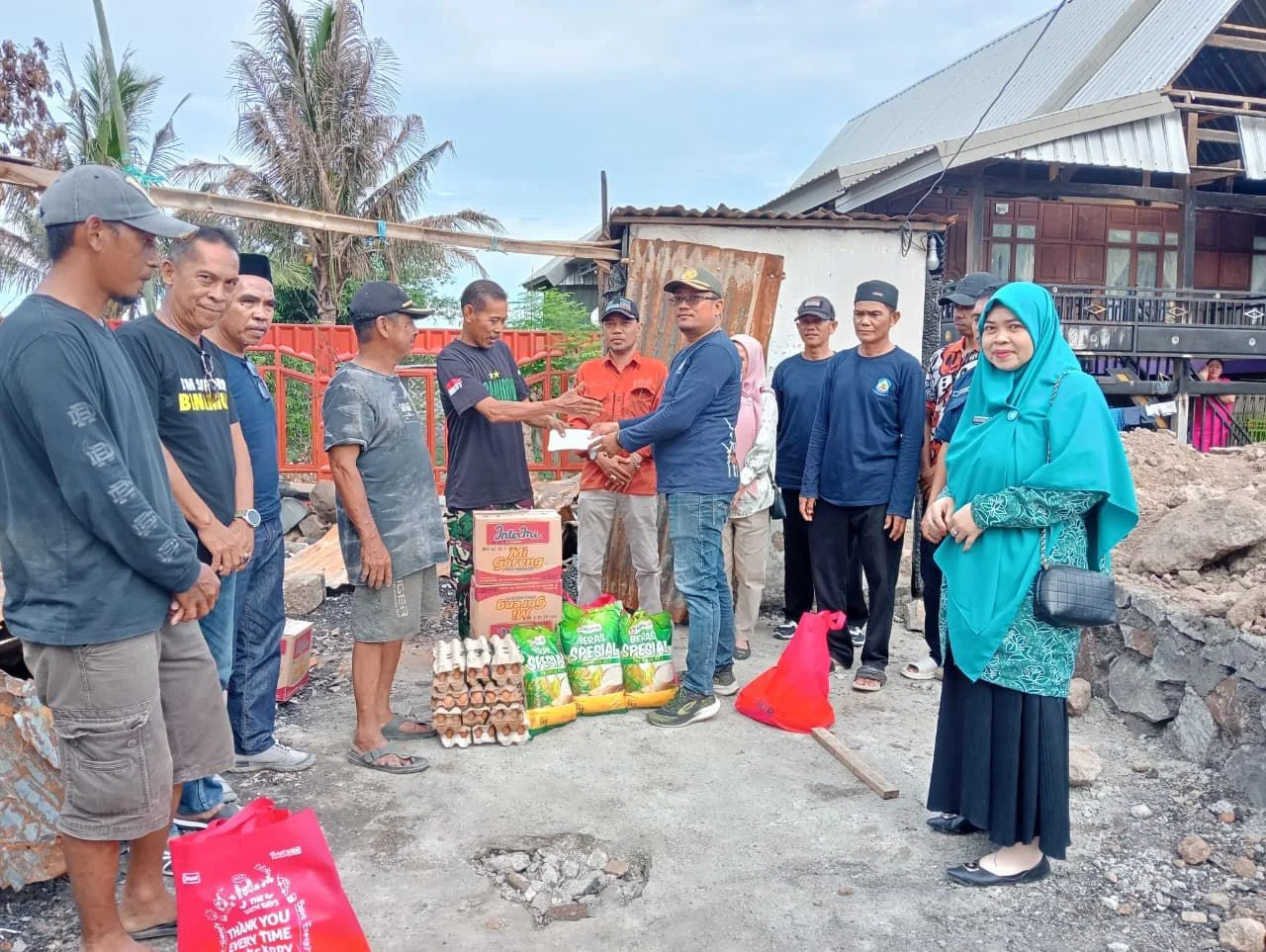 Rumah Warga Ludes Terbakar, Lurah Bontoa dan TP PKK Datang Bawa Bantuan 2 Rumah Warga Ludes Terbakar, Lurah Bontoa dan TP PKK Datang Bawa Bantuan