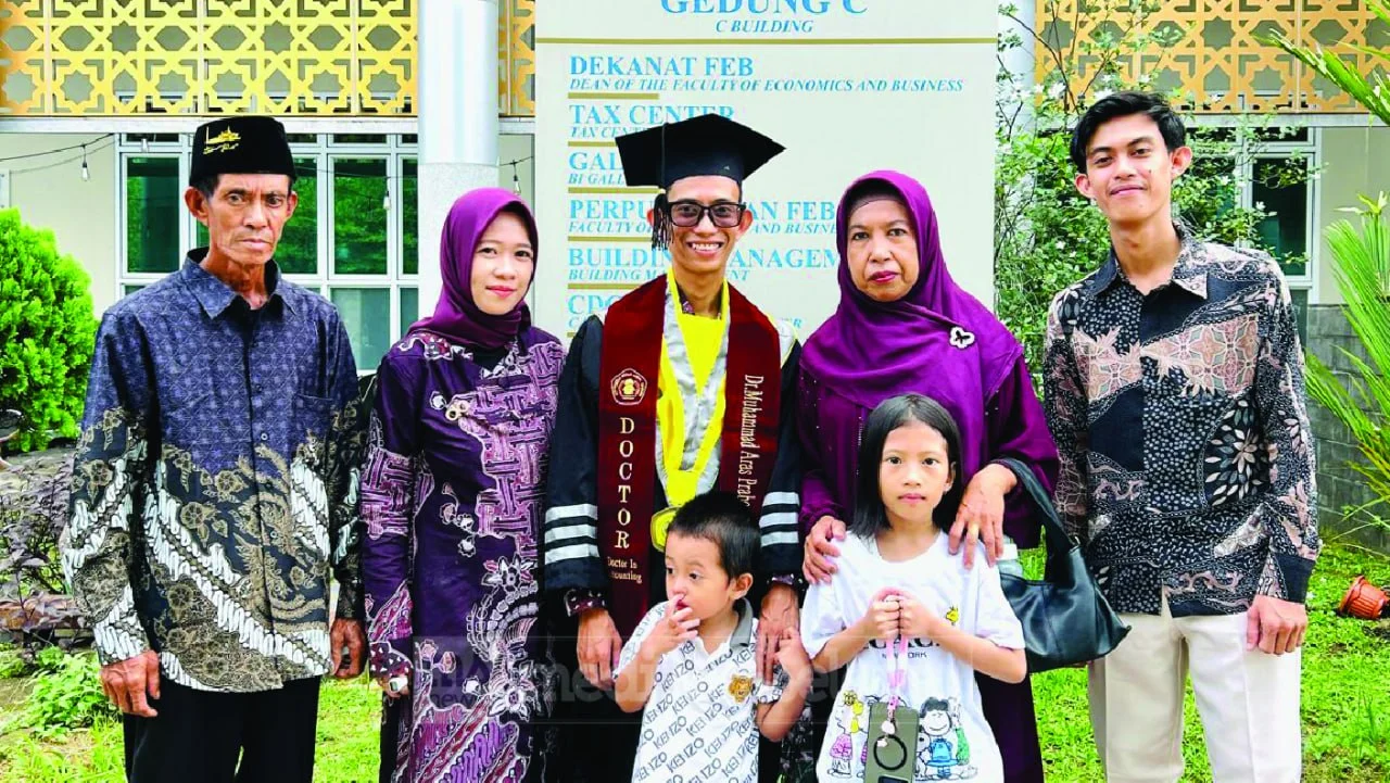 Anak Petani dari Bone Raih Gelar Doktor, Kisah Aras Prabowo Jadi Bukti Pendidikan Bisa Ubah Masa Depan
