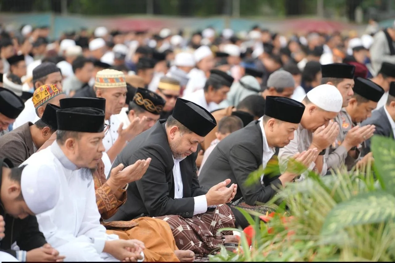 Ribuan Jemaah Padati Karebosi, Appi Ajak Warga Makassar Perkuat Kepedulian Sosial di Idul Adha