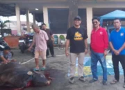 Ketua DPRD Makassar Turun Langsung Bagikan Daging Kurban dari Fatmawati di Manggala