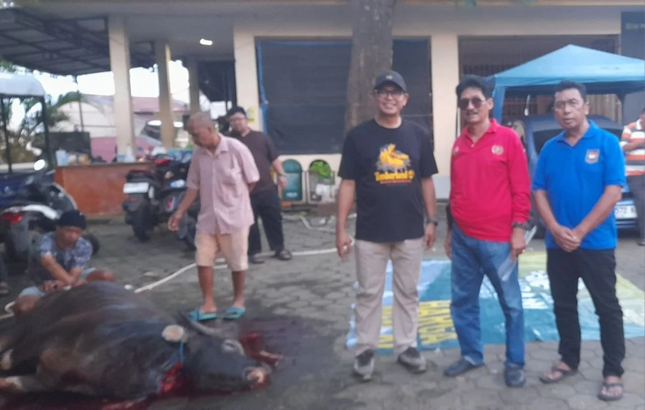 Ketua DPRD Makassar Turun Langsung Bagikan Daging Kurban dari Fatmawati di Manggala