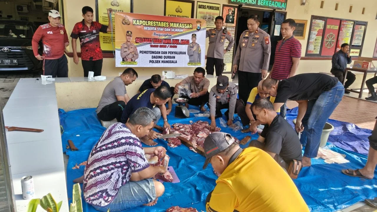 Polsek Manggala Tebar Kepedulian, Dua Sapi Kurban Disalurkan ke Masyarakat