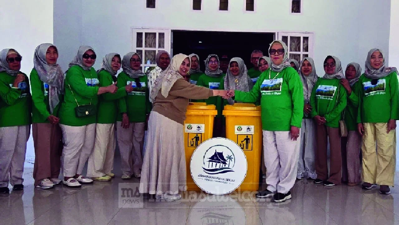 Cinta Kampung Halaman Perantau Sinjai di Makassar Bantu Tempat Sampah dan 100 Juz Amma