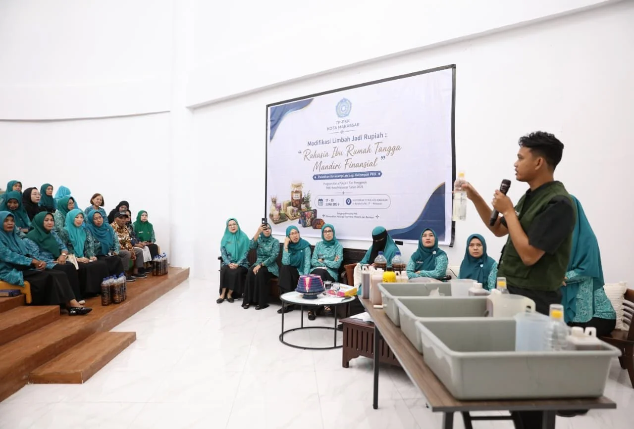 TP PKK Makassar Ajarkan Kader Sulap Sampah Rumah Tangga Jadi Peluang Usaha 2 TP PKK Makassar Ajarkan Kader Sulap Sampah Rumah Tangga Jadi Peluang Usaha