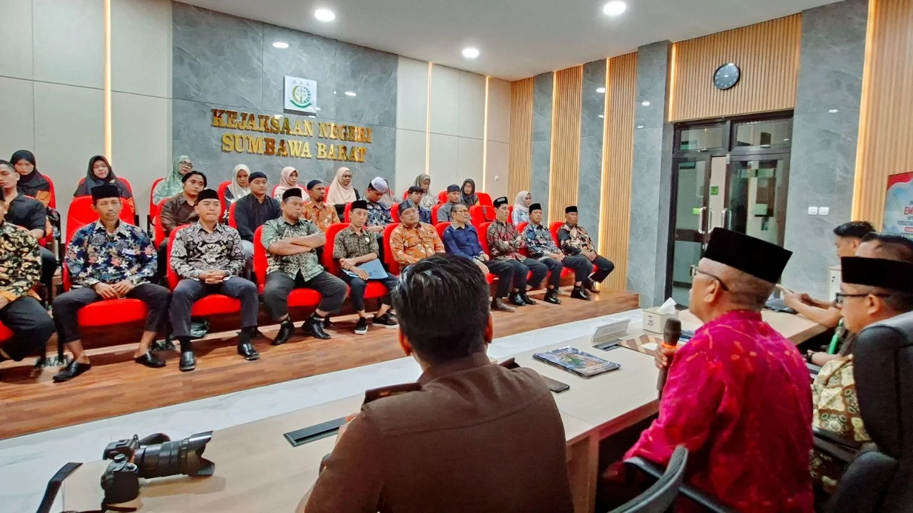Kejari dan LDII Sumbawa Barat Bahas Empat Pilar Kebangsaan, Singgung Ancaman Hoaks hingga Intoleransi 2 Kejari dan LDII Sumbawa Barat Bahas Empat Pilar Kebangsaan, Singgung Ancaman Hoaks hingga Intoleransi