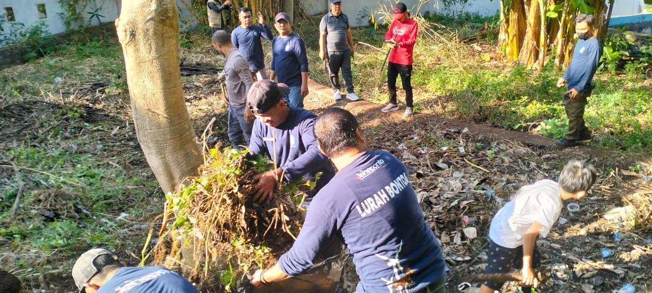 Lurah Bontoa dan Aparatnya Kerja Bakti di Rujab Bupati Jeneponto dan Kantor Camat Binamu