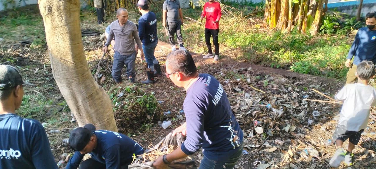 Lurah Bontoa dan Aparatnya Kerja Bakti di Rujab Bupati Jeneponto dan Kantor Camat Binamu 3 Lurah Bontoa dan Aparatnya Kerja Bakti di Rujab Bupati Jeneponto dan Kantor Camat Binamu