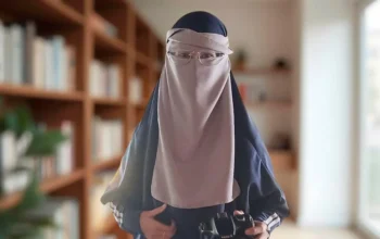 Galau Politik: Romantisme yang Tak Lagi Romantis, Dinamika Hubungan Penguasa dan Rakyat 4 Nurfitrianti Vivi, S.S., M.Pd. (Pendidik Generasi, Aktivis Muslimah Cinta Islam Barru)