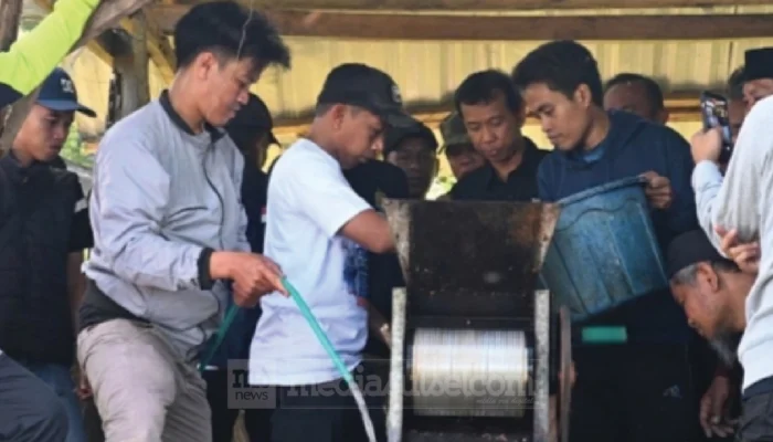 Bupati Sidrap Turun Operasikan Mesin Pengupas Kopi, Dorong Peningkatan Mutu Hasil Panen Petani Pitu Riase