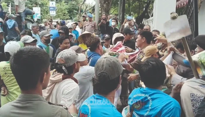 Ratusan Warga Kepung Kantor Bupati Jeneponto, Tolak Pembangunan Batalyon di Lahan Pertanian Kareloe