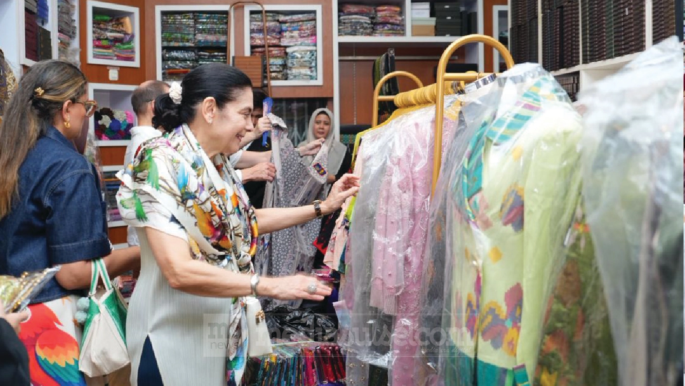 Spouse Delegasi Dunia Borong Sutera Sulsel, Dekranasda Makassar Jadikan Kain Tradisional Magnet Diplomasi Budaya 2 Melinda dan sutra2
