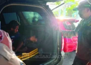 Satpol PP Bergerak Cepat Evakuasi ODGJ di Tribun Lapangan Pastur Jeneponto yang Resahkan Warga