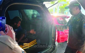 Satpol PP Bergerak Cepat Evakuasi ODGJ di Tribun Lapangan Pastur Jeneponto yang Resahkan Warga 4 evakuasi ODGJ