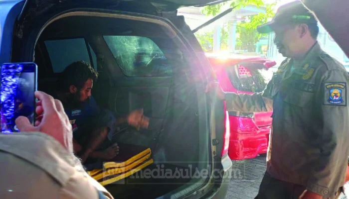 Satpol PP Bergerak Cepat Evakuasi ODGJ di Tribun Lapangan Pastur Jeneponto yang Resahkan Warga