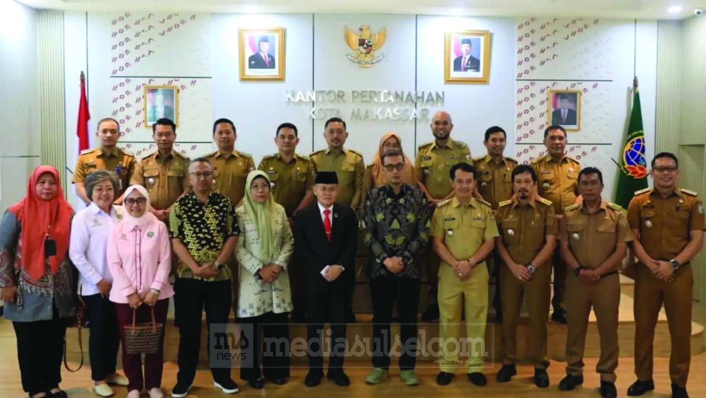 Kepala Dinas Pertanahan Makassar Tekankan Profesionalisme Kepada 13 Camat yang Dilantik Sebagai PPATS 2 kadistan dalam pelantikan PPATS