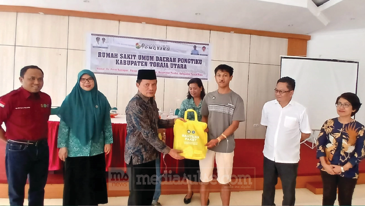 22 Warga Toraja Utara Jalani Operasi Bibir Sumbing Gratis, Sejumlah Pasien Baru Tertangani Saat Dewasa 3 penyerahan tali asih