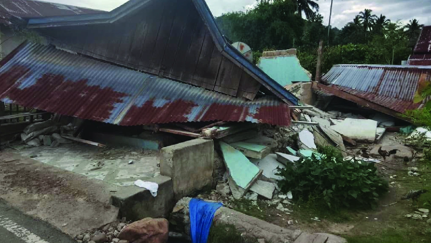 roboh akibat gempa