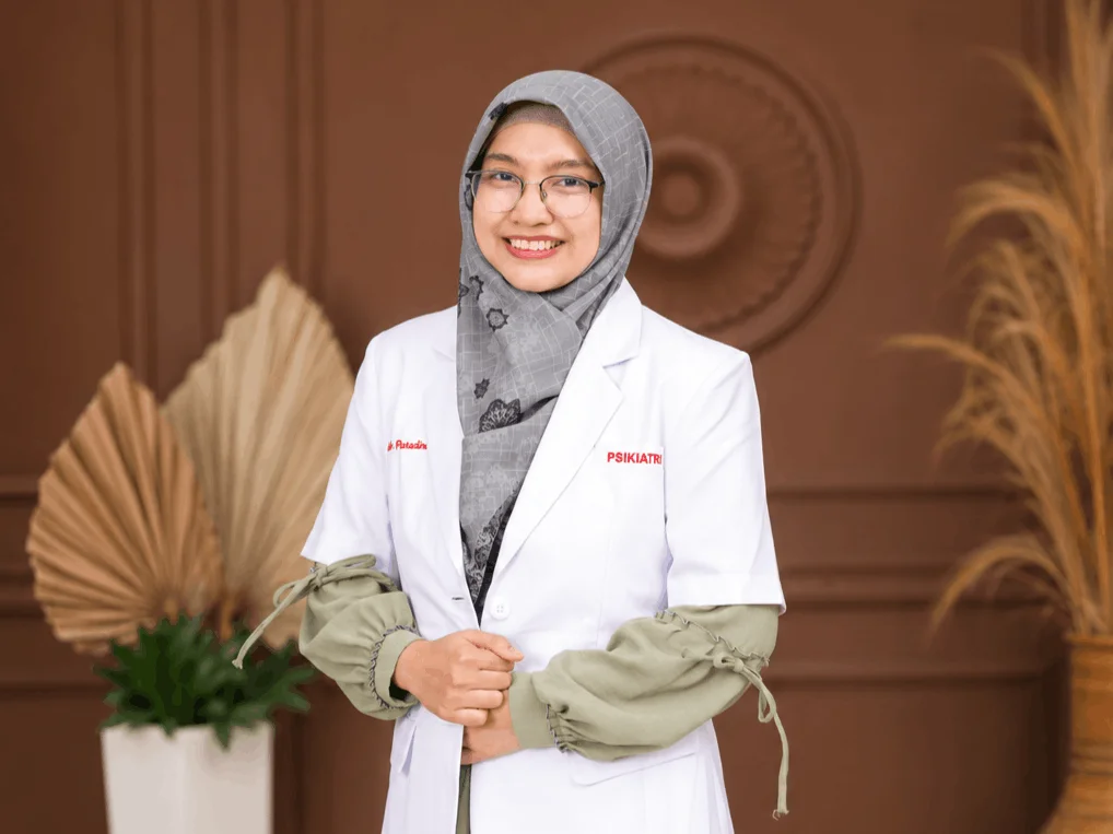 dr. Ratih Paradini (Dokter, Penulis, Aktivis Dakwah)