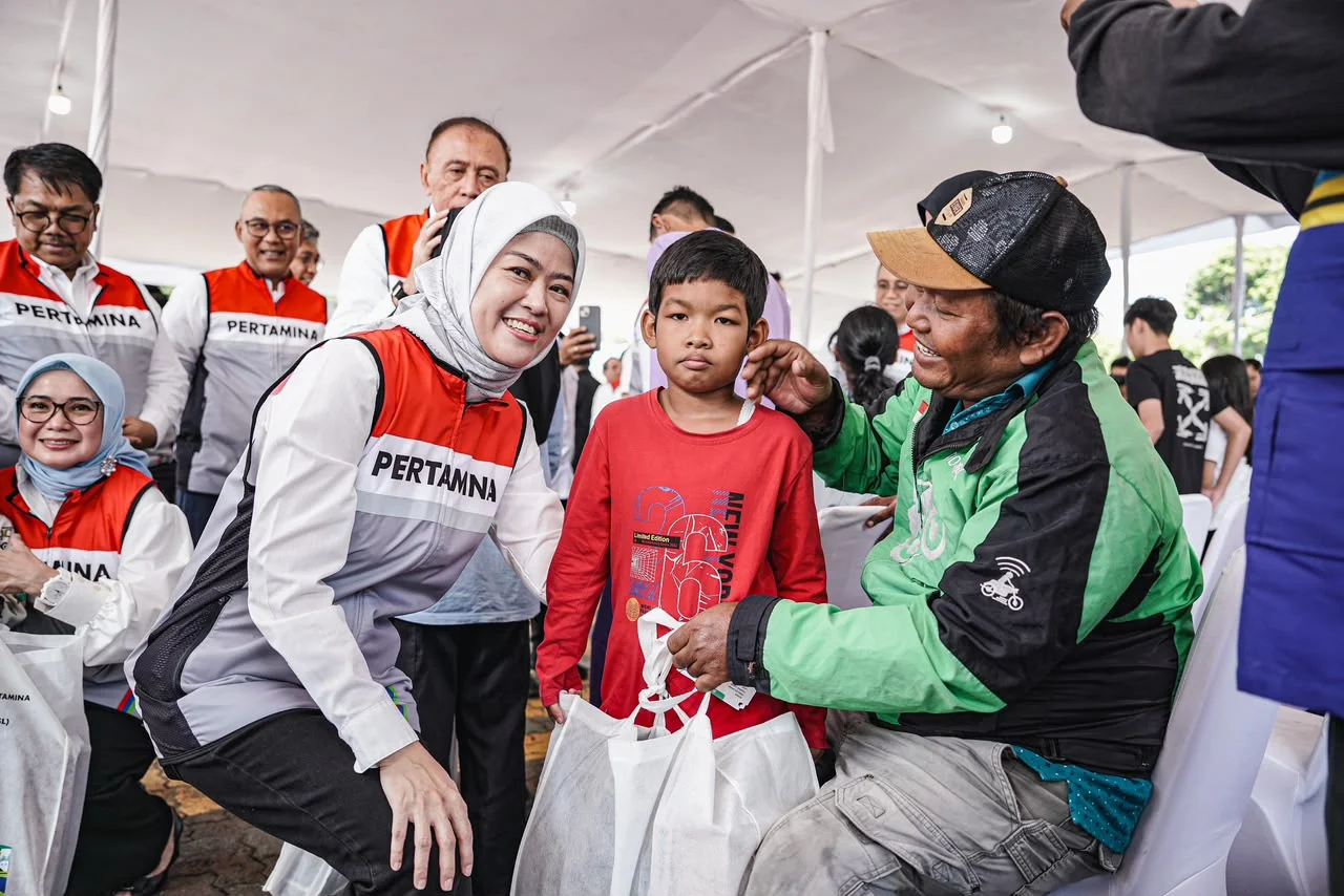Pertamina Salurkan 1.000 Seragam Sekolah dan Paket Sembako