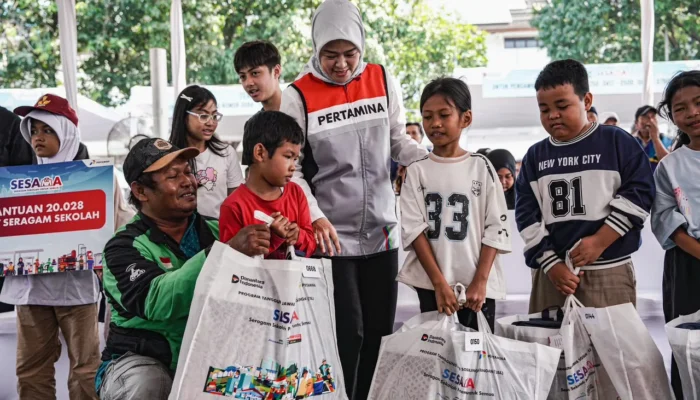 Pertamina Salurkan 1.000 Seragam Sekolah dan Paket Sembako