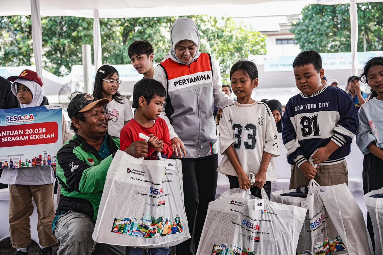Pertamina Salurkan 1.000 Seragam Sekolah dan Paket Sembako