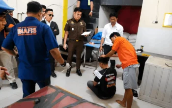 Rekonstruksi Pembunuhan Istri di Makassar, Suami Peragakan 16 Adegan di Polsek Tamalate 7 Rekonstruksi Pembunuhan Istri di Makassar, Suami Peragakan 16 Adegan di Polsek Tamalate