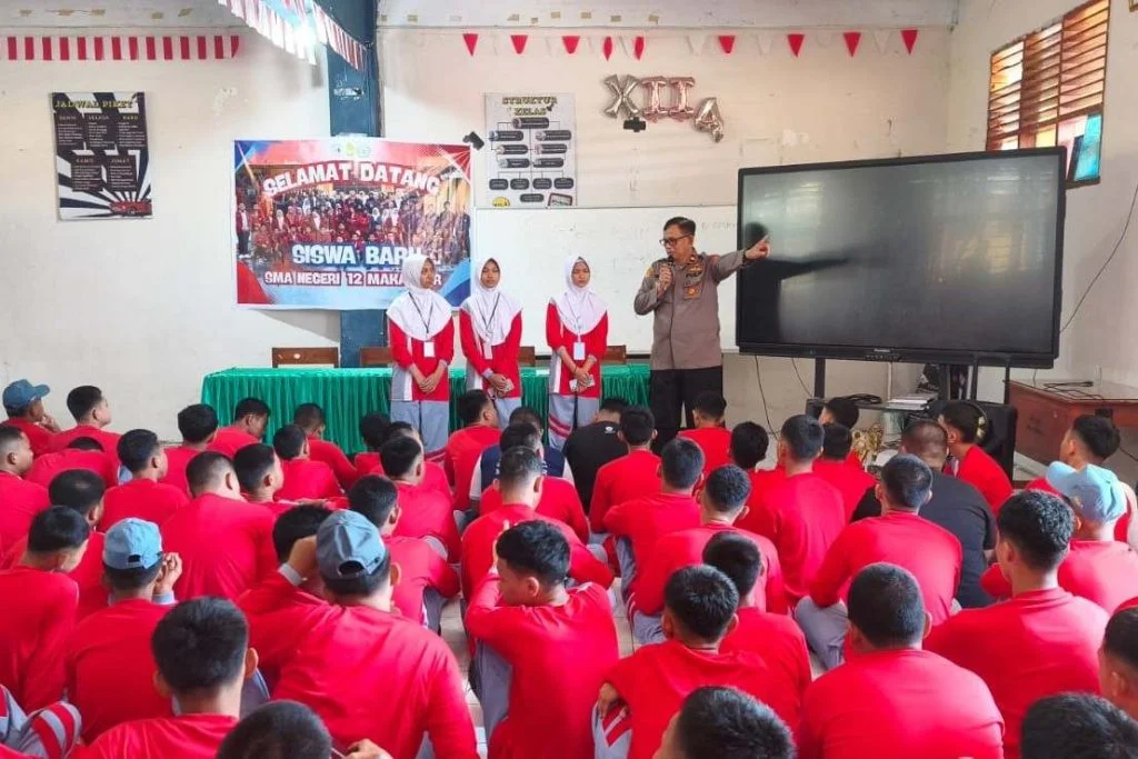 Kapolsek Manggala Edukasi Siswa Baru Cegah Bullying di SMAN 12 Makassar