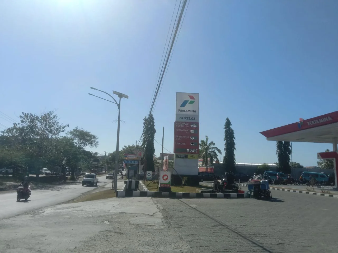 Motor Diduga Isi Pertalite di Jalur Mobil, Antrean Numpuk di SPBU Jeneponto Diprotes Warga 2 Motor Diduga Isi Pertalite di Jalur Mobil, Antrean Numpuk di SPBU Jeneponto Diprotes Warga