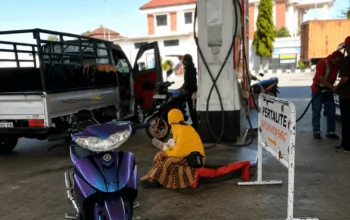 Motor Diduga Isi Pertalite di Jalur Mobil, Antrean Numpuk di SPBU Jeneponto Diprotes Warga 5 Motor Diduga Isi Pertalite di Jalur Mobil, Antrean Numpuk di SPBU Jeneponto Diprotes Warga