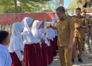 Bupati Paris Yasir Roadshow Bagikan Seragam Sekolah Gratis, Sekalian Cek Toilet dan Disiplin Guru