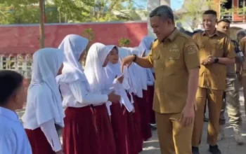 Bupati Paris Yasir Roadshow Bagikan Seragam Sekolah Gratis, Sekalian Cek Toilet dan Disiplin Guru 10 Bupati Paris Yasir Roadshow Bagikan Seragam Sekolah Gratis, Sekalian Cek Toilet dan Disiplin Guru