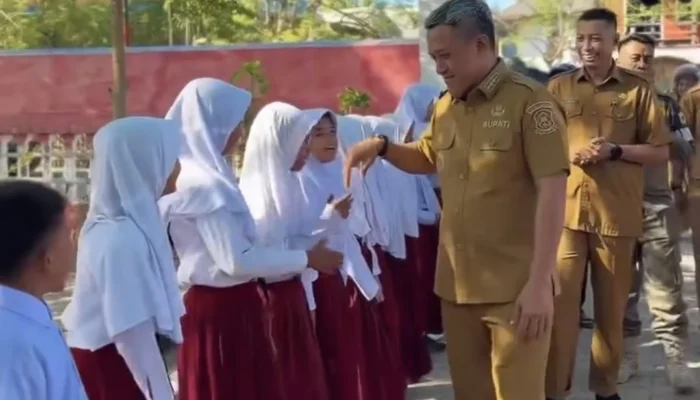 Bupati Paris Yasir Roadshow Bagikan Seragam Sekolah Gratis, Sekalian Cek Toilet dan Disiplin Guru