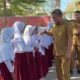 Bupati Paris Yasir Roadshow Bagikan Seragam Sekolah Gratis, Sekalian Cek Toilet dan Disiplin Guru