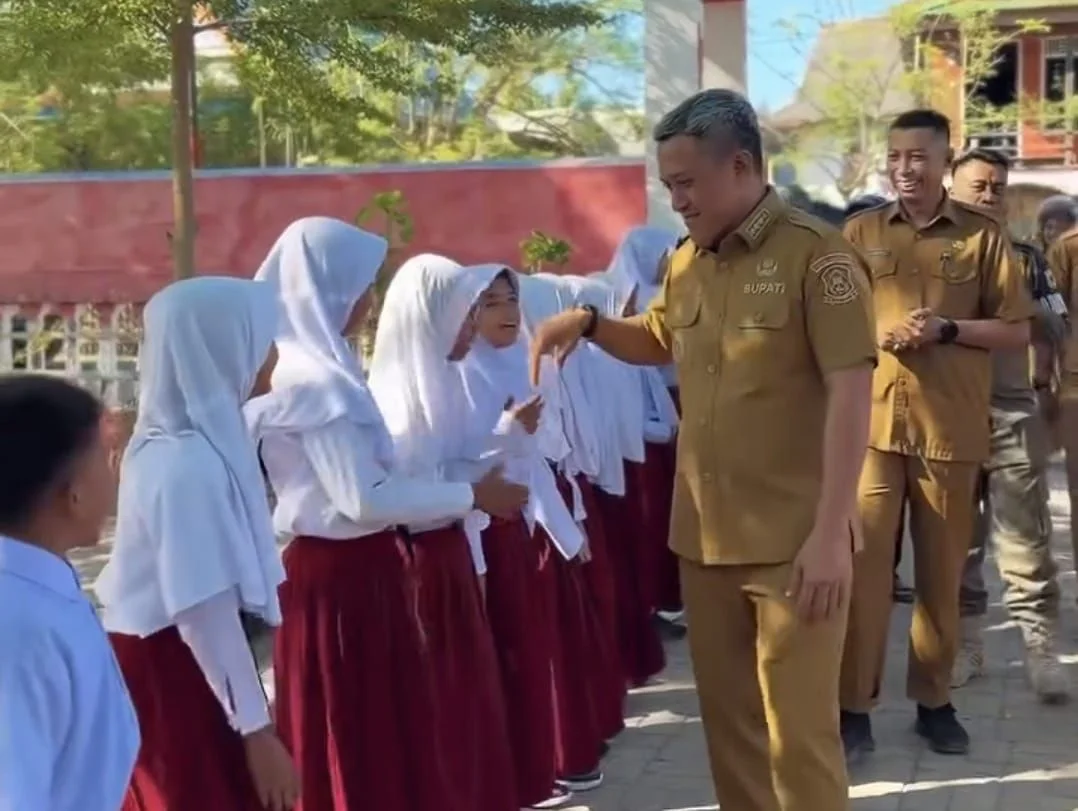 Bupati Paris Yasir Roadshow Bagikan Seragam Sekolah Gratis, Sekalian Cek Toilet dan Disiplin Guru