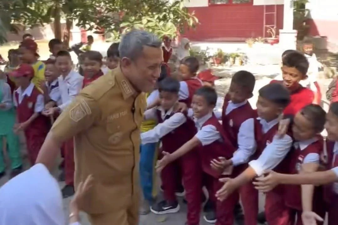 Bupati Paris Yasir Roadshow Bagikan Seragam Sekolah Gratis, Sekalian Cek Toilet dan Disiplin Guru