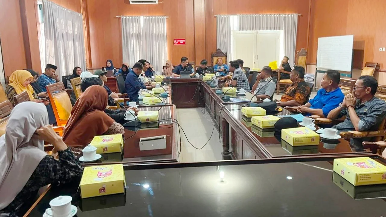 DPRD Jeneponto Beri Tenggat 2,5 Bulan Peternak Ayam Petelur di Desa Maero Pindah 2 DPRD Jeneponto Beri Tenggat 2,5 Bulan Peternak Ayam Petelur di Desa Maero Pindah