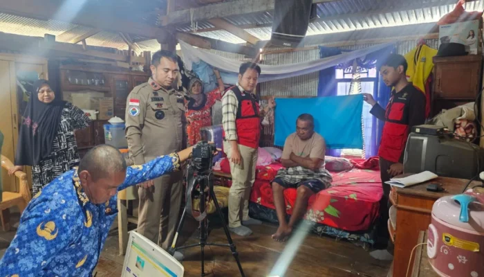 Program PACI’DDA Disdukcapil Jeneponto Jemput Bola Rekam e-KTP Warga Sakit di Lebang Manai