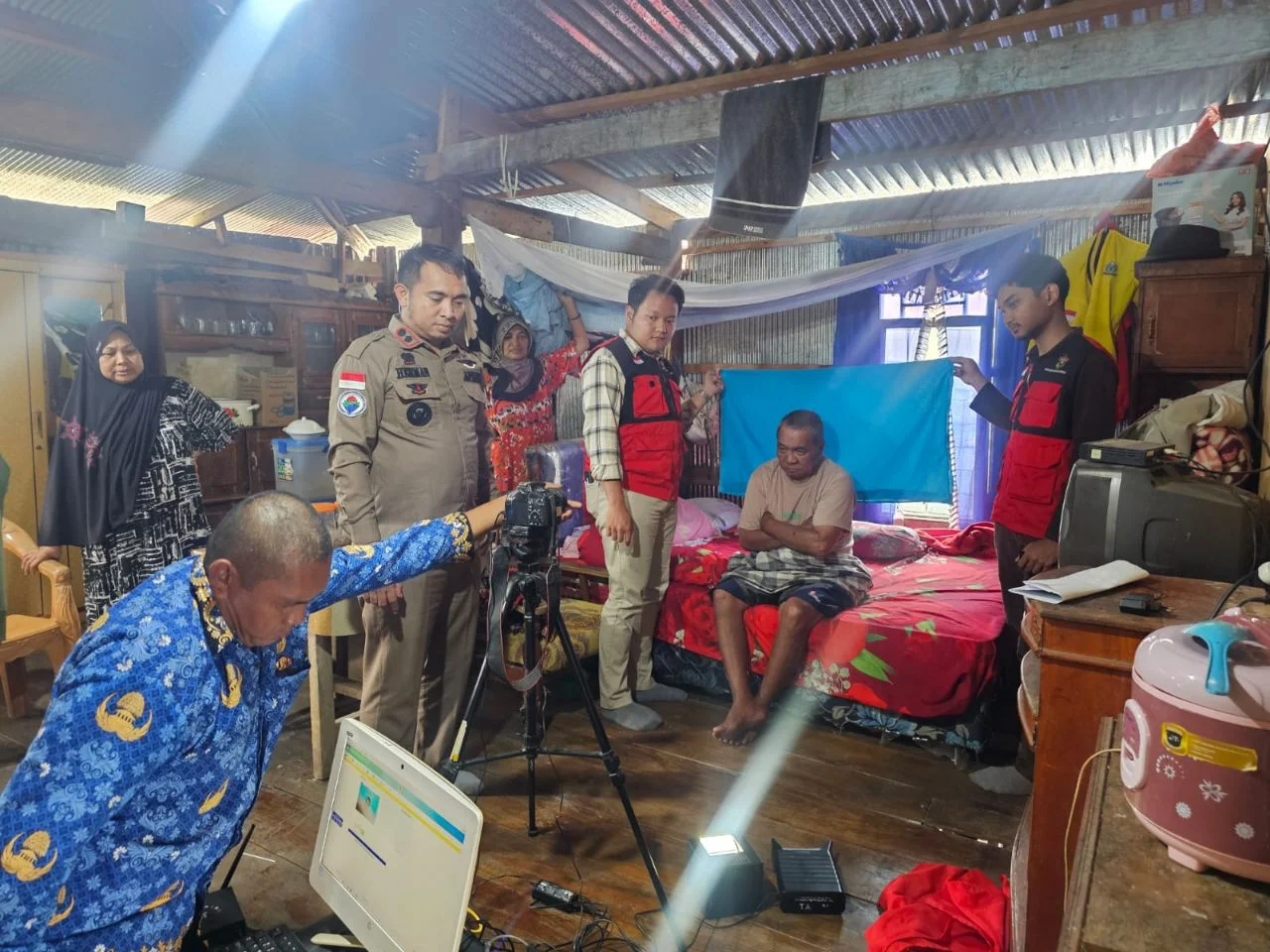 Program PACI'DDA Disdukcapil Jeneponto Jemput Bola Rekam e-KTP Warga Sakit di Lebang Manai