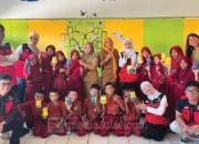 Sulap Botol Bekas Jadi Tempat Pensil, Mahasiswa KKN Unhas Hadirkan Eco Corner di SDN 65 Parepare