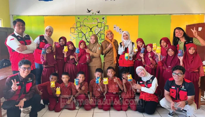 Sulap Botol Bekas Jadi Tempat Pensil, Mahasiswa KKN Unhas Hadirkan Eco Corner di SDN 65 Parepare