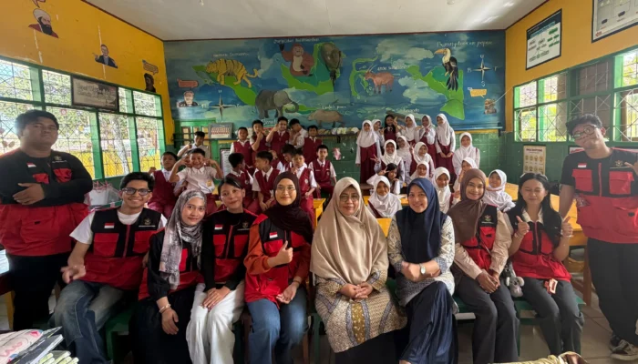 Tanamkan Kesadaran Lingkungan Sejak Dini, Mahasiswa KKN-T Unhas Ajarkan Siswa SDN 46 Parepare Olah Sampah Plastik Jadi Ecobrick