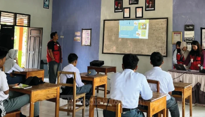 Mahasiswa KKN Unhas Edukasi Pengelolaan Sampah di SMKN 8 Sidrap, Siapkan Eco Key Project dari Limbah