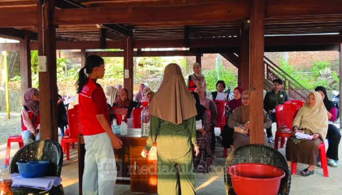 Mahasiswa KKNT Unhas Edukasi Warga Parepare Olah Kulit Bawang Merah Jadi ZPT Alami untuk Tanaman